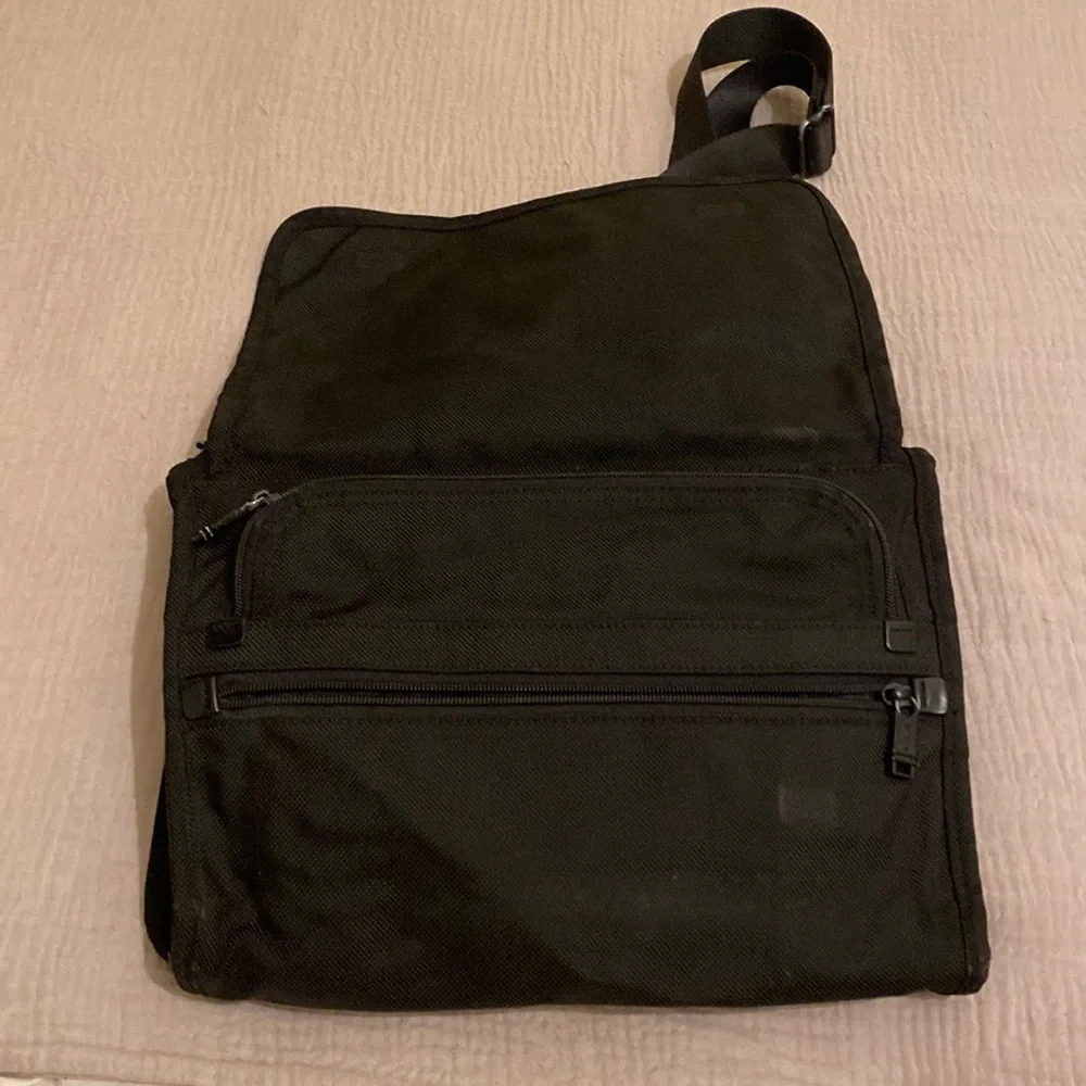 Tumi Alpha Slim Expandable Messenger Bag Black Ballistic Nylon Flip Over 22177DH